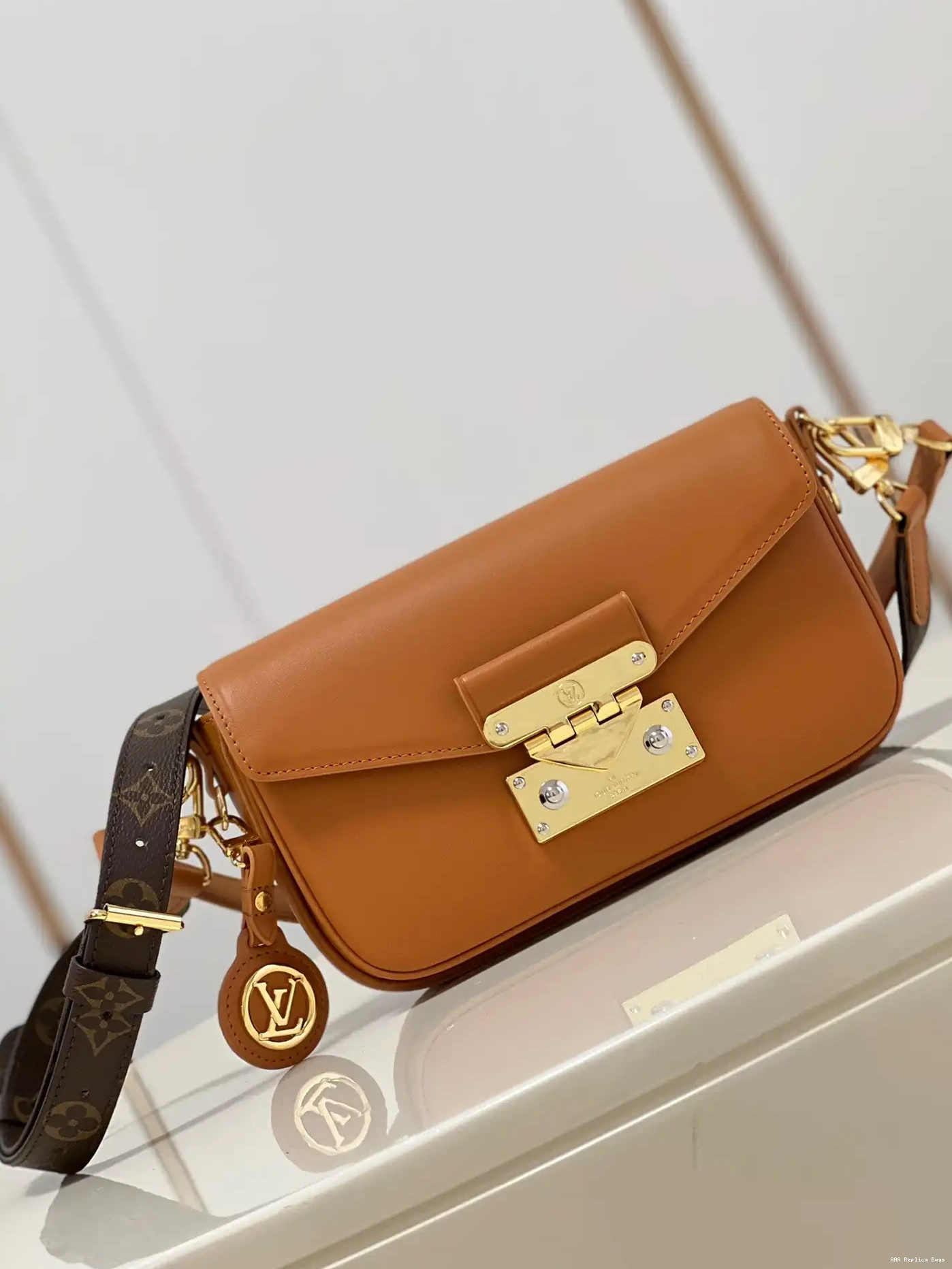 Aaa replica ru Vuitton Louis SWING 0623